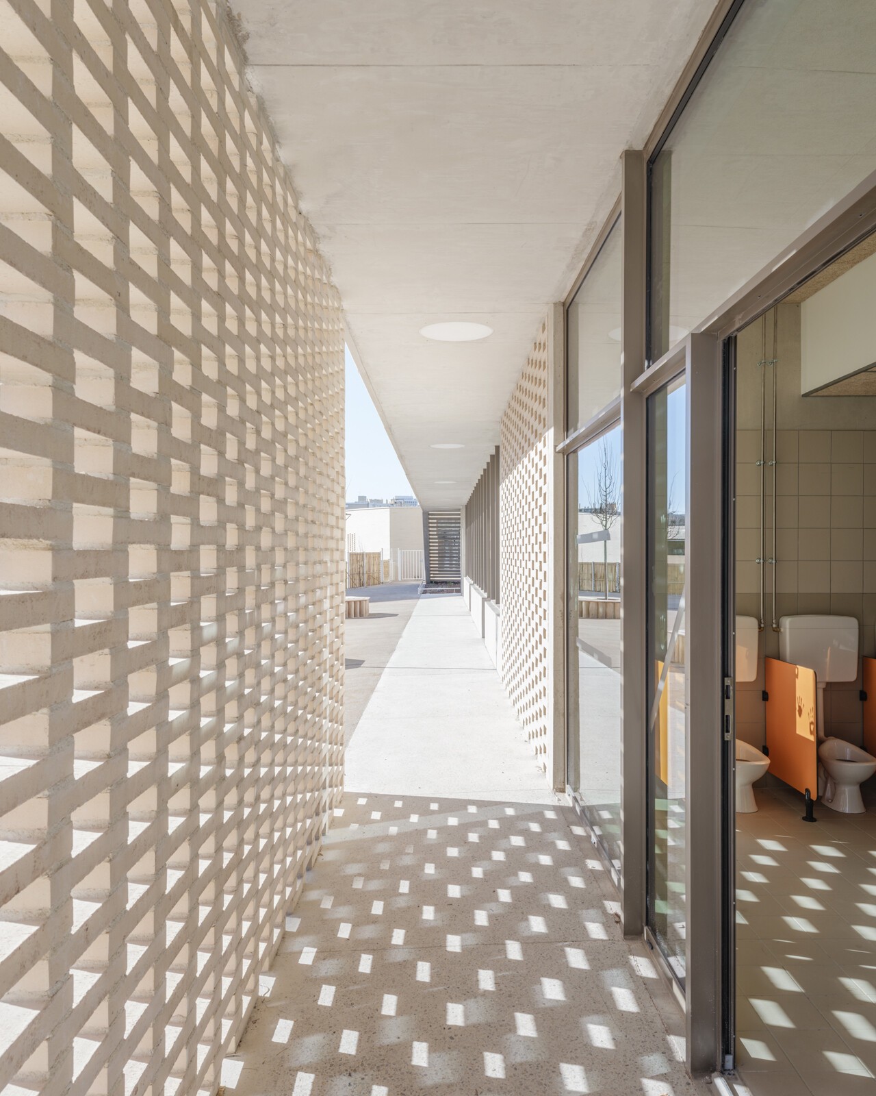 CAP COURSIVES EXT GD